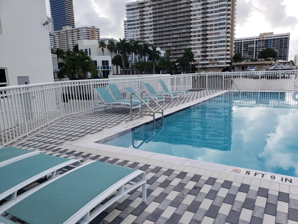 Active With Contract: $2,100 (1 beds, 1 baths, 700 Square Feet)