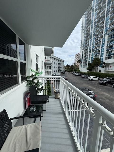 Active With Contract: $2,100 (1 beds, 1 baths, 700 Square Feet)