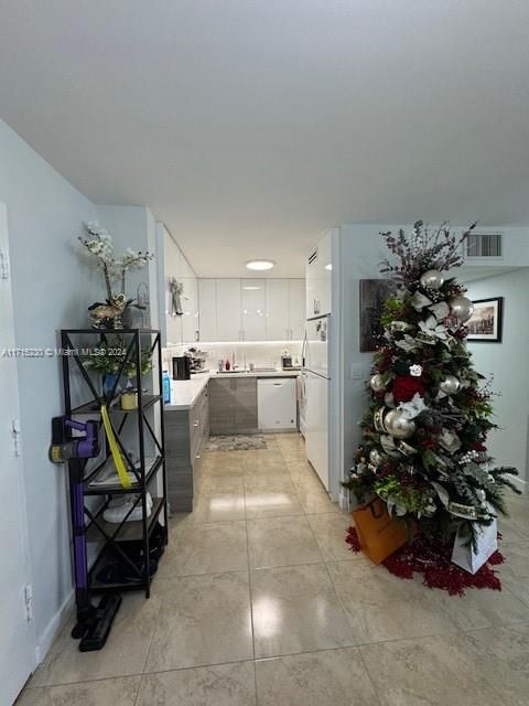 Active With Contract: $2,100 (1 beds, 1 baths, 700 Square Feet)