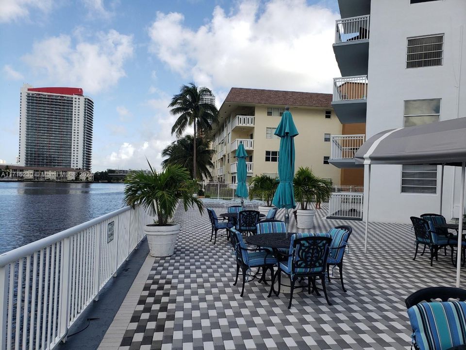 Active With Contract: $2,100 (1 beds, 1 baths, 700 Square Feet)