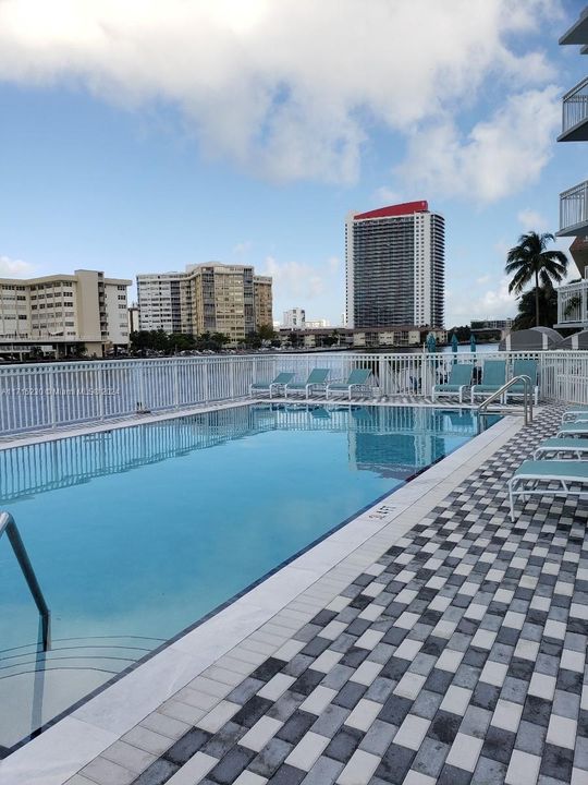 Active With Contract: $2,100 (1 beds, 1 baths, 700 Square Feet)