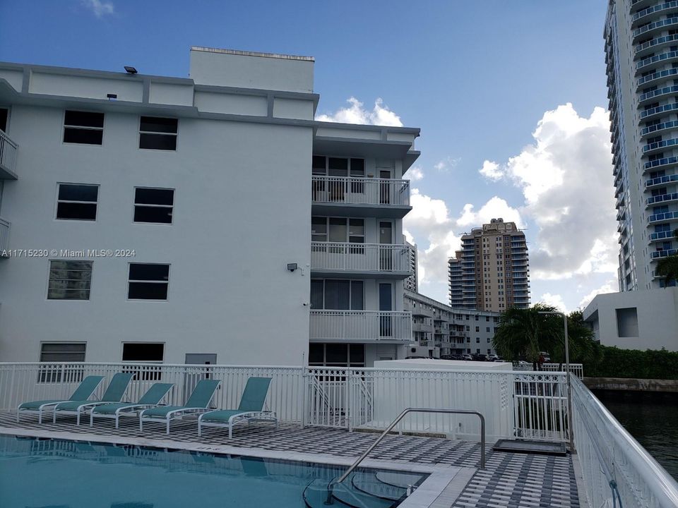 Active With Contract: $2,100 (1 beds, 1 baths, 700 Square Feet)