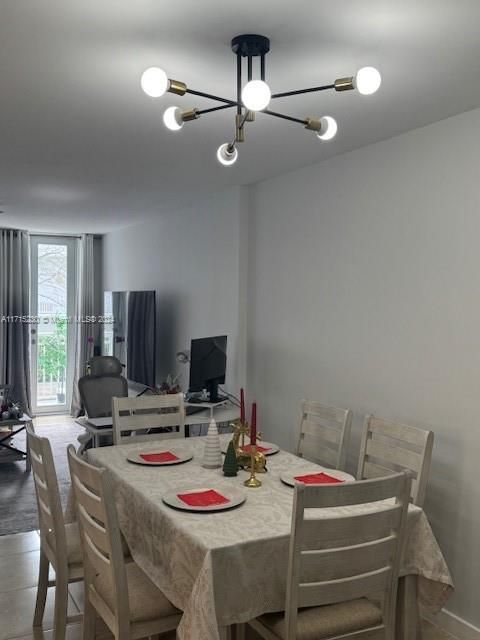 Active With Contract: $2,100 (1 beds, 1 baths, 700 Square Feet)