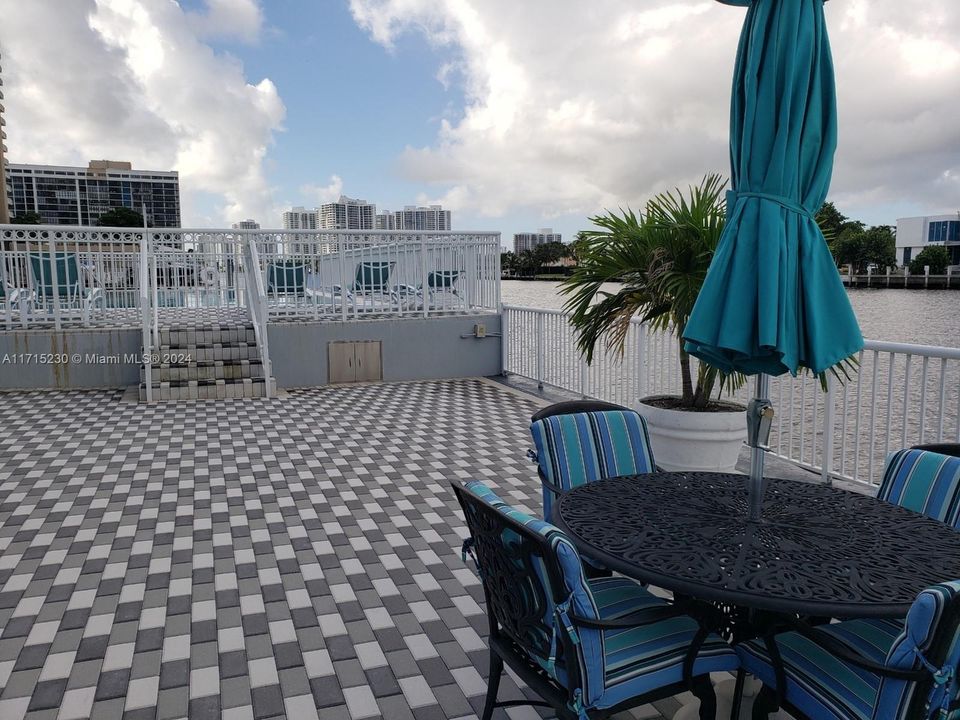 Active With Contract: $2,100 (1 beds, 1 baths, 700 Square Feet)