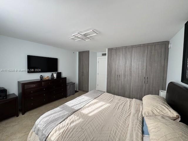 Active With Contract: $2,100 (1 beds, 1 baths, 700 Square Feet)