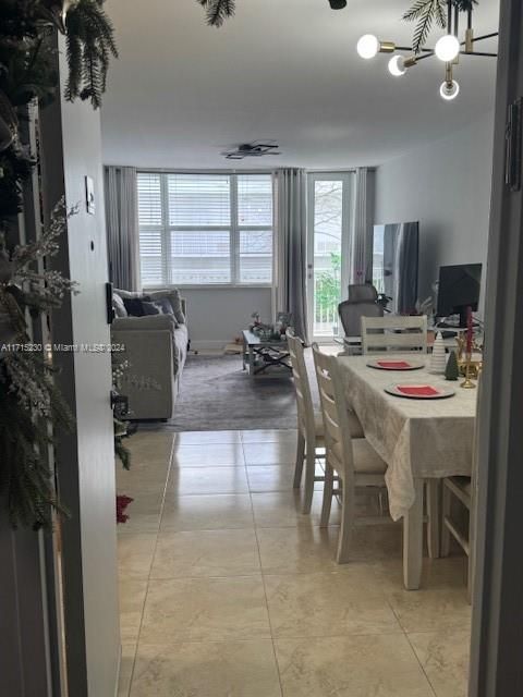 Active With Contract: $2,100 (1 beds, 1 baths, 700 Square Feet)