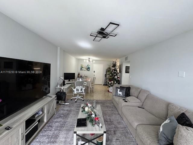 Active With Contract: $2,100 (1 beds, 1 baths, 700 Square Feet)