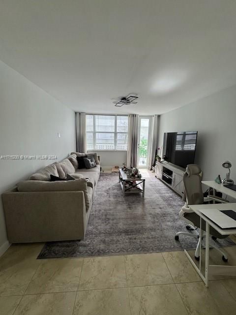 Active With Contract: $2,100 (1 beds, 1 baths, 700 Square Feet)