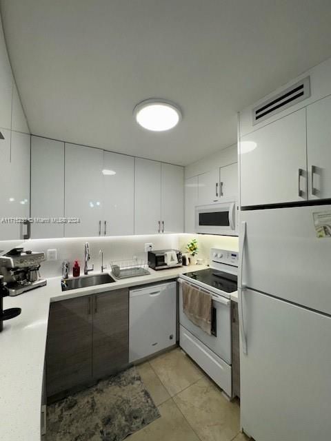 Active With Contract: $2,100 (1 beds, 1 baths, 700 Square Feet)