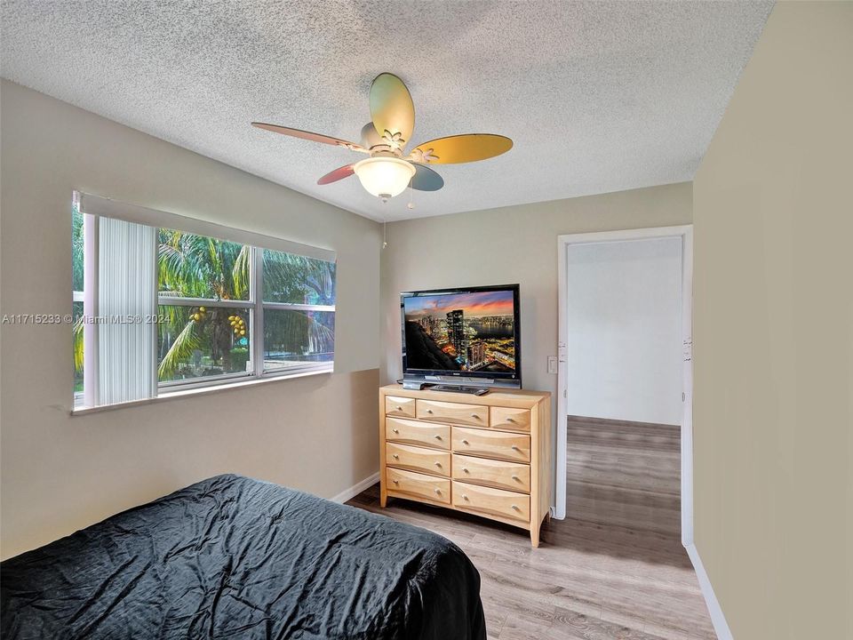 For Sale: $200,000 (2 beds, 2 baths, 970 Square Feet)