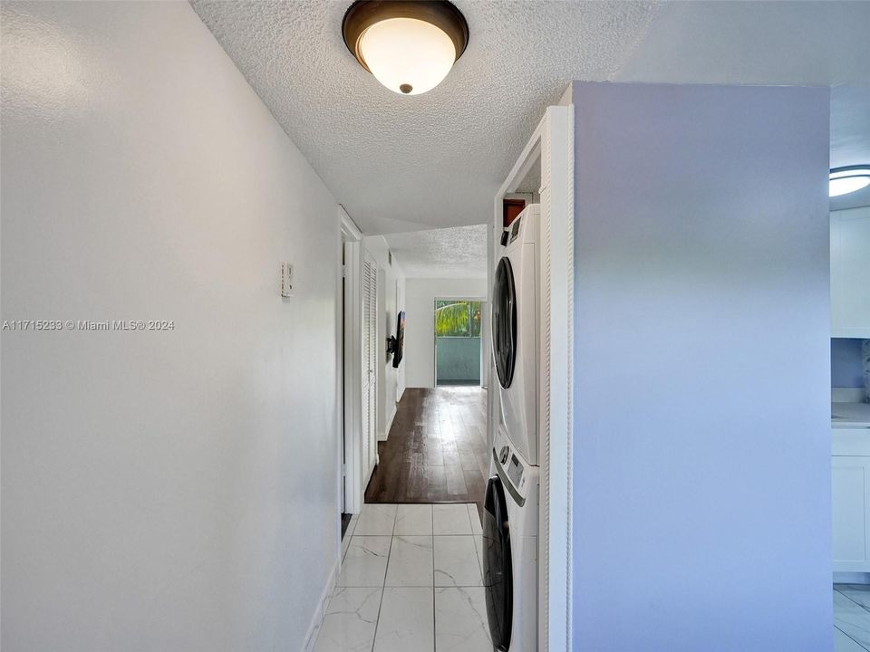 For Sale: $200,000 (2 beds, 2 baths, 970 Square Feet)