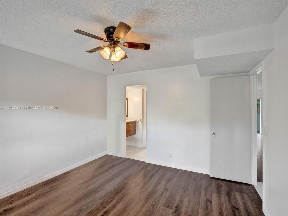 For Sale: $200,000 (2 beds, 2 baths, 970 Square Feet)