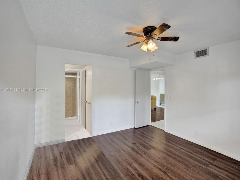 For Sale: $200,000 (2 beds, 2 baths, 970 Square Feet)