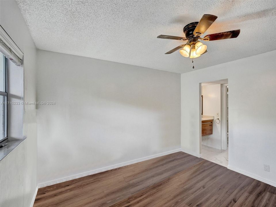 For Sale: $200,000 (2 beds, 2 baths, 970 Square Feet)