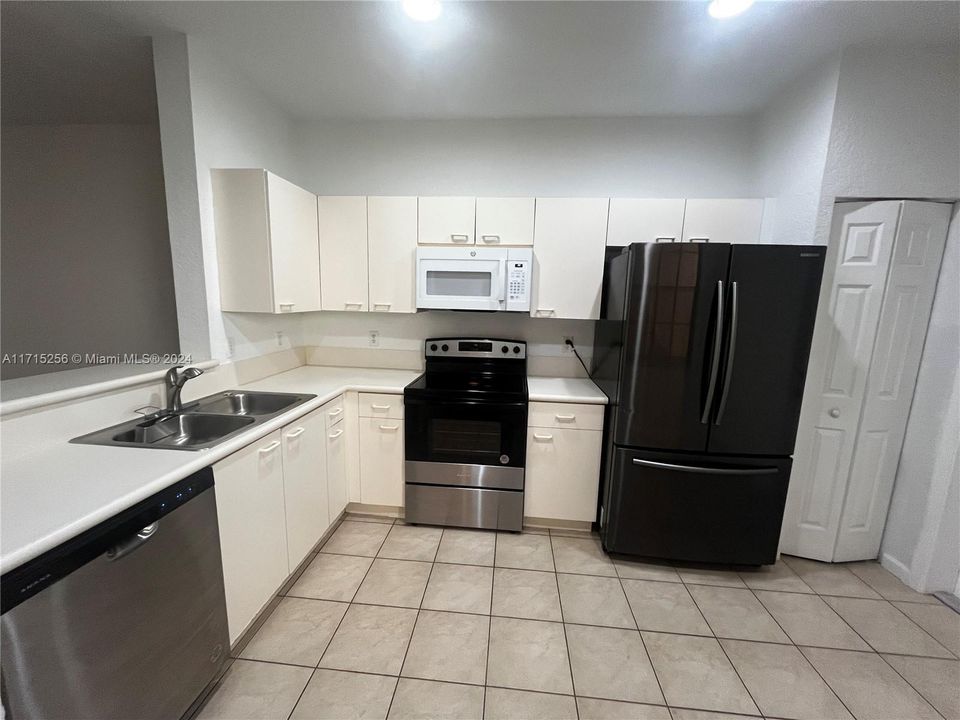 For Rent: $2,700 (2 beds, 2 baths, 1155 Square Feet)