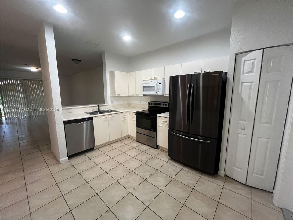 For Rent: $2,700 (2 beds, 2 baths, 1155 Square Feet)