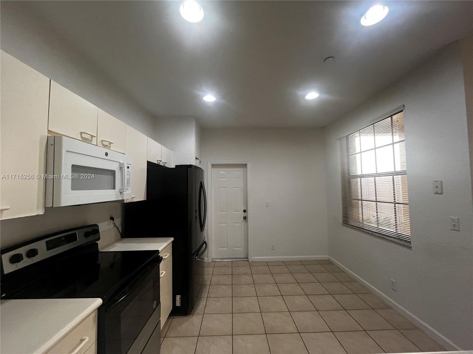 For Rent: $2,700 (2 beds, 2 baths, 1155 Square Feet)