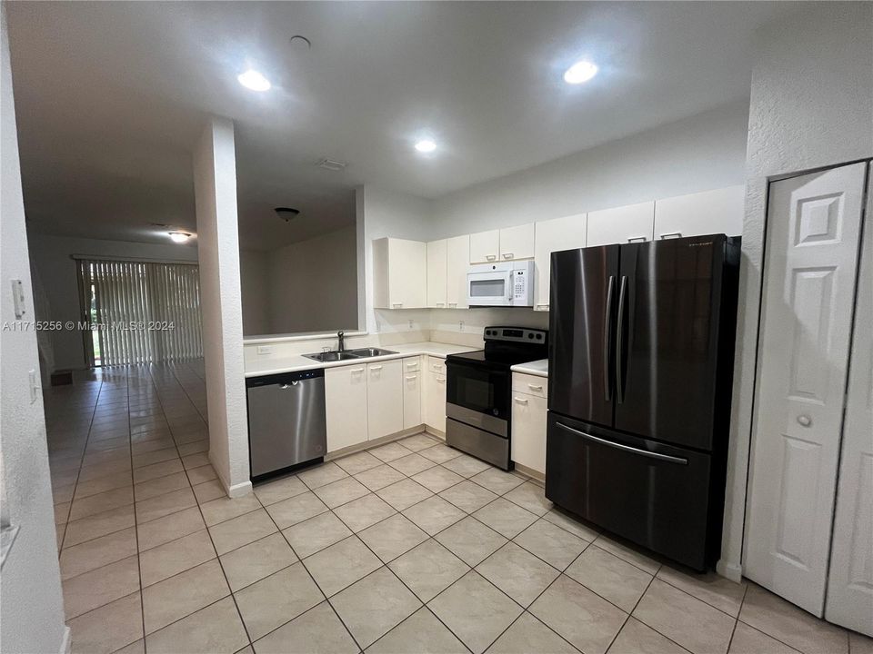 For Rent: $2,700 (2 beds, 2 baths, 1155 Square Feet)