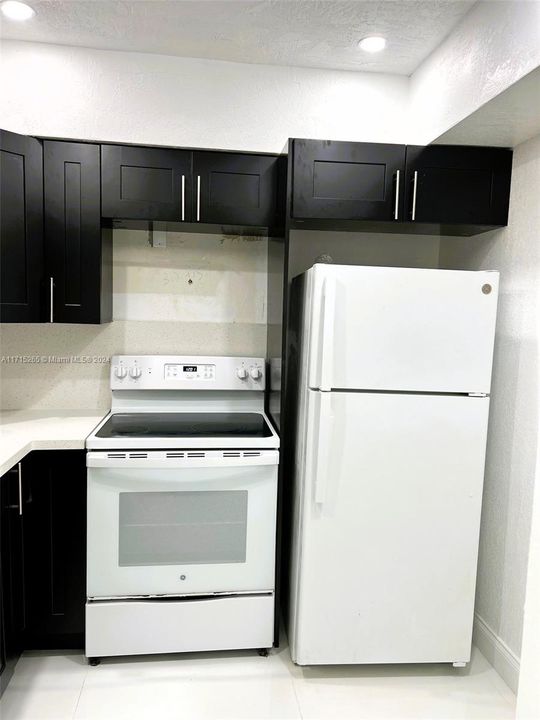 For Rent: $1,900 (2 beds, 2 baths, 806 Square Feet)