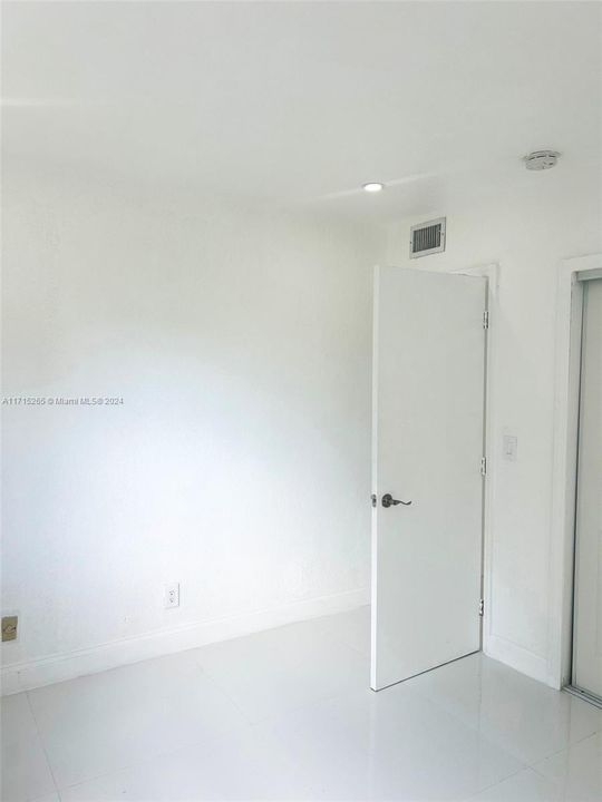 For Rent: $1,900 (2 beds, 2 baths, 806 Square Feet)