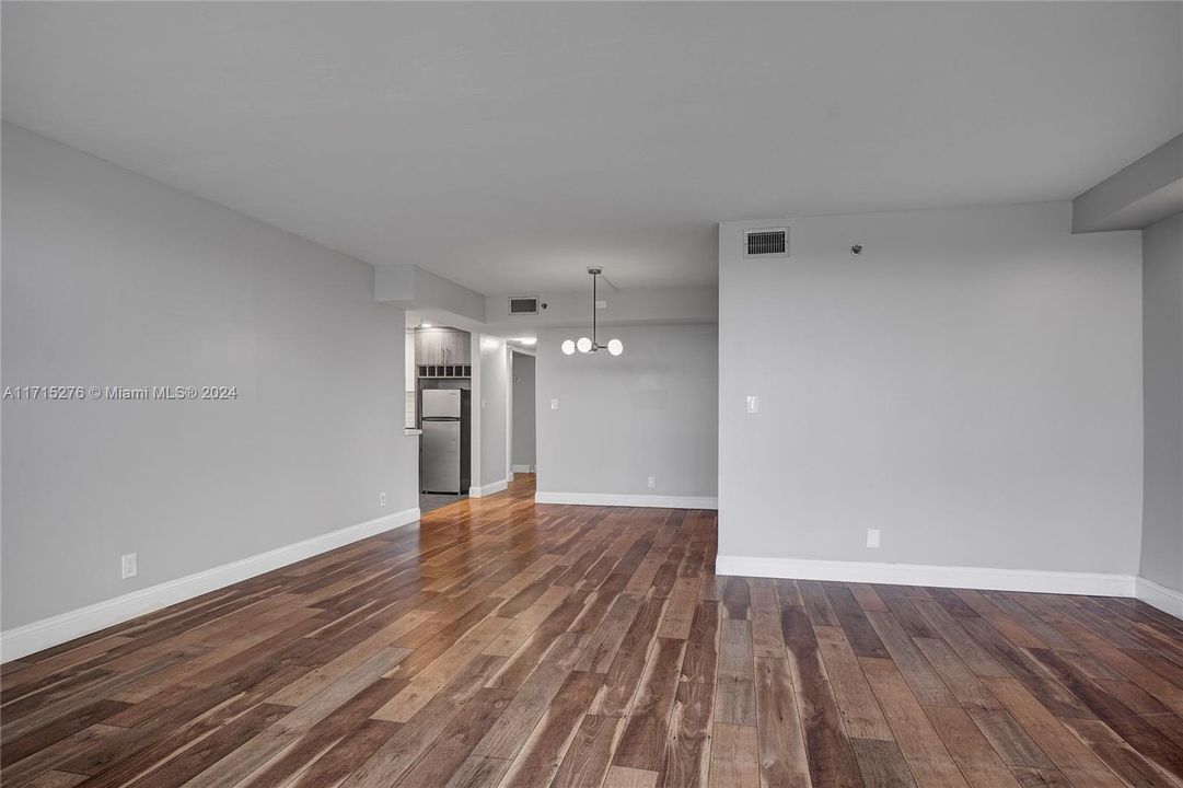 For Rent: $2,000 (1 beds, 1 baths, 900 Square Feet)