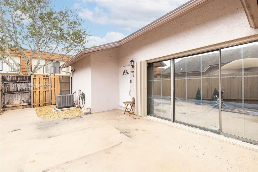 For Sale: $369,000 (2 beds, 2 baths, 960 Square Feet)