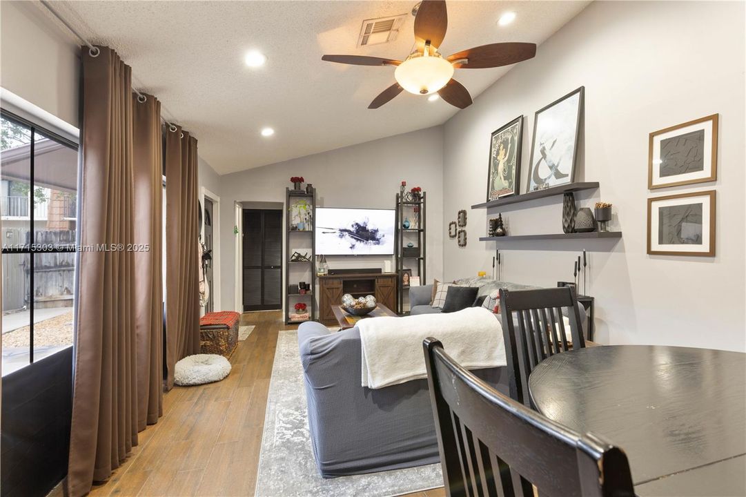 For Sale: $369,000 (2 beds, 2 baths, 960 Square Feet)