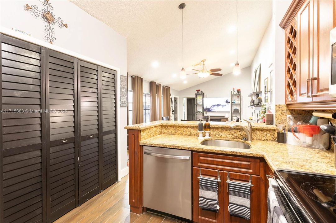 For Sale: $369,000 (2 beds, 2 baths, 960 Square Feet)