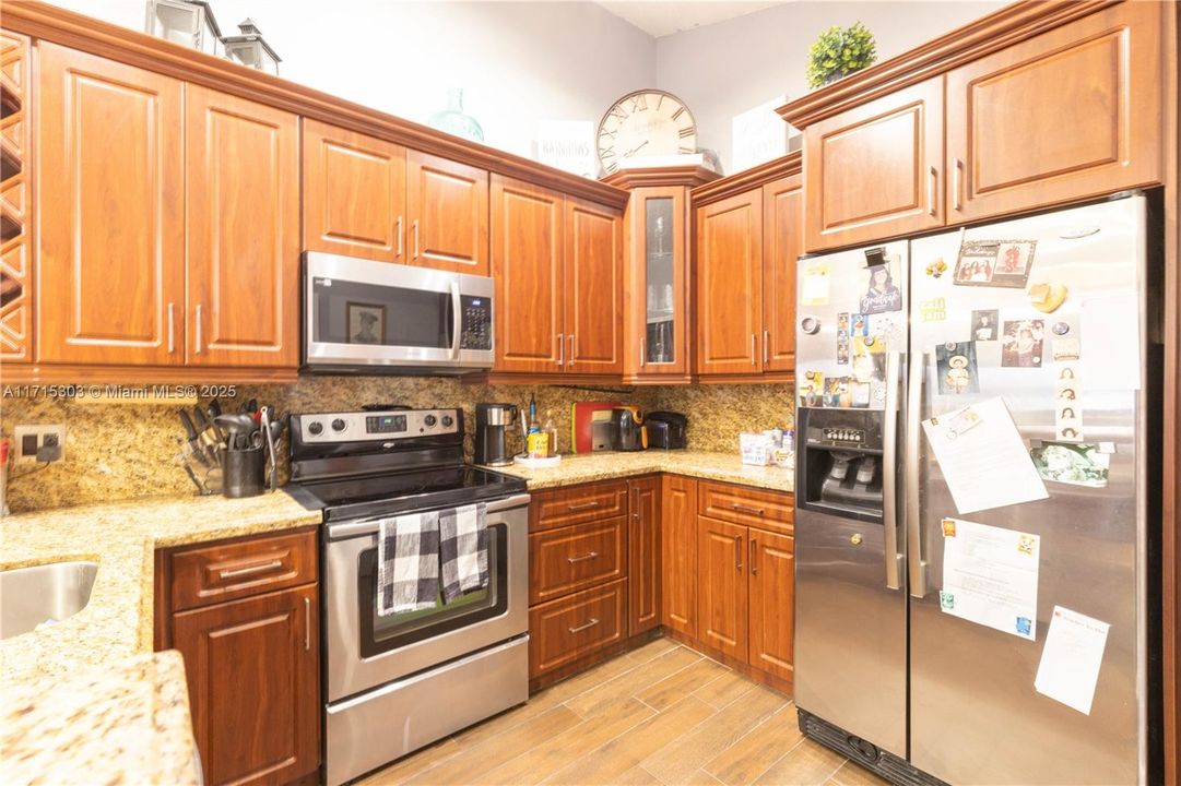 For Sale: $369,000 (2 beds, 2 baths, 960 Square Feet)