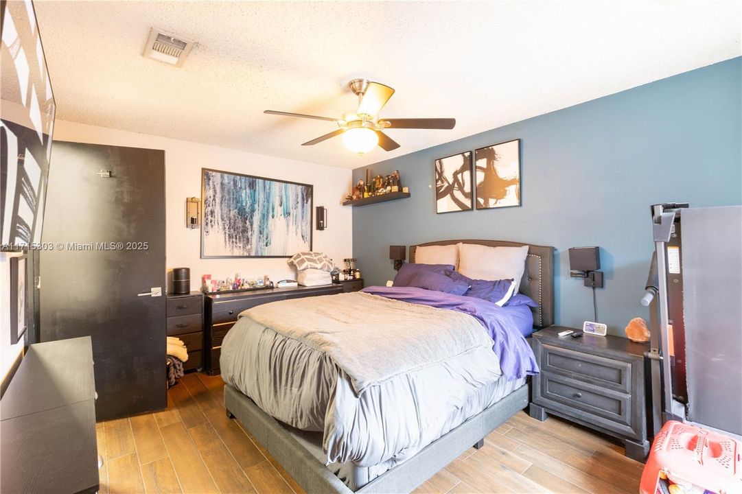 For Sale: $369,000 (2 beds, 2 baths, 960 Square Feet)