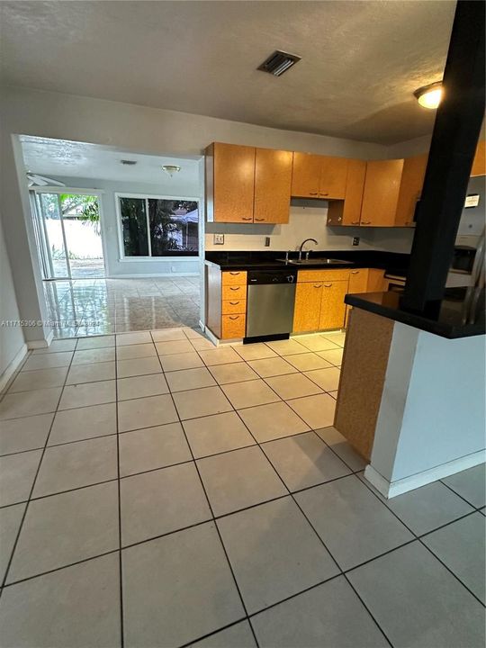 For Rent: $2,900 (3 beds, 2 baths, 1407 Square Feet)