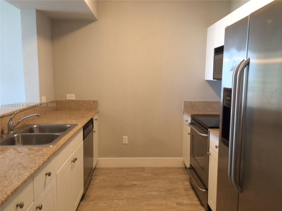 KITCHEN WITH GRANITE COUNTERTOPS, STAINLESS STEEL APPLIANCES AND WITH TOP-OF-THE-LINE CERAMIC FLOORS