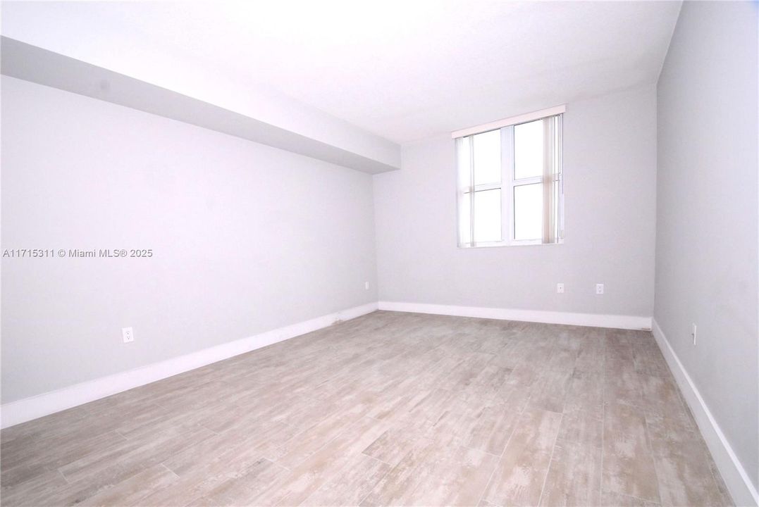 SPACIOUS BEDROOM WITH WALK-IN CLOSET AND WITH TOP-OF-THE-LINE CERAMIC FLOORS