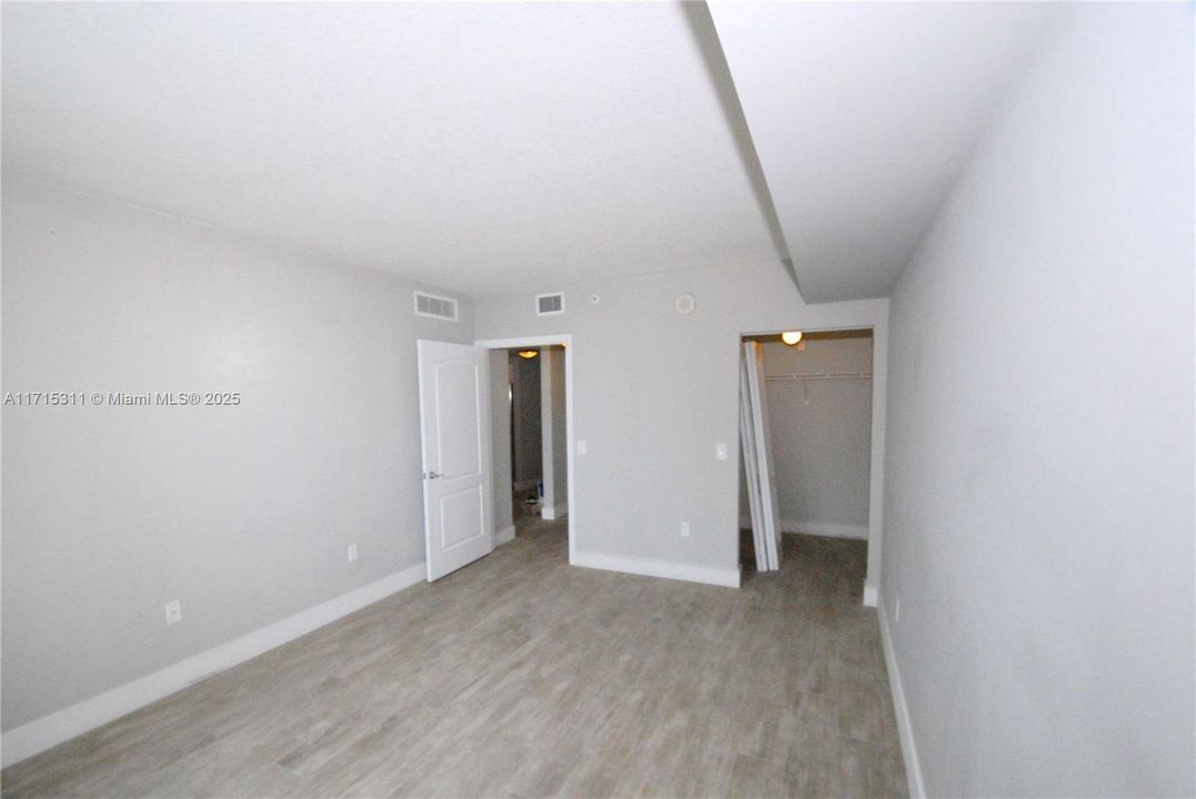 SPACIOUS BEDROOM WITH WALK-IN CLOSET AND WITH TOP-OF-THE-LINE CERAMIC FLOORS