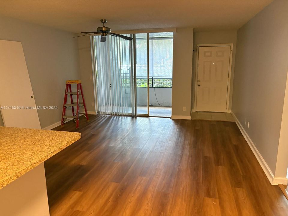 For Rent: $2,200 (2 beds, 2 baths, 975 Square Feet)