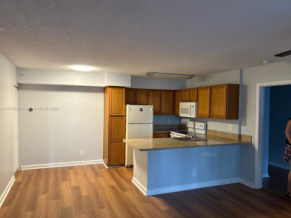 For Rent: $2,200 (2 beds, 2 baths, 975 Square Feet)