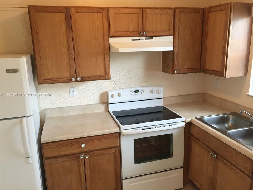 For Sale: $300,000 (2 beds, 1 baths, 1064 Square Feet)