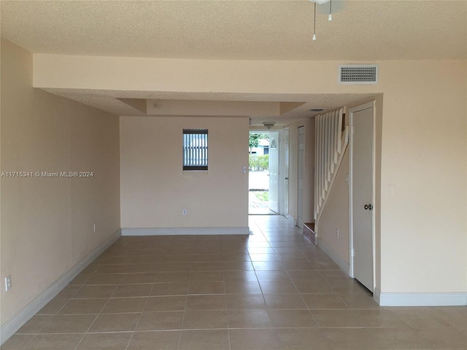 For Sale: $300,000 (2 beds, 1 baths, 1064 Square Feet)