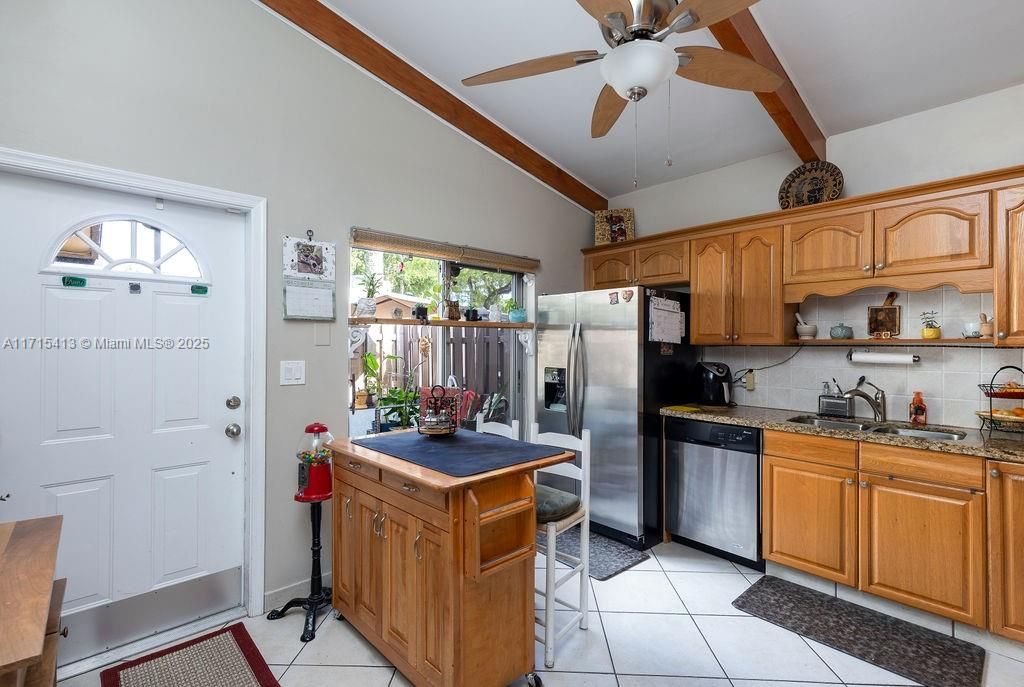 For Sale: $259,000 (2 beds, 2 baths, 960 Square Feet)