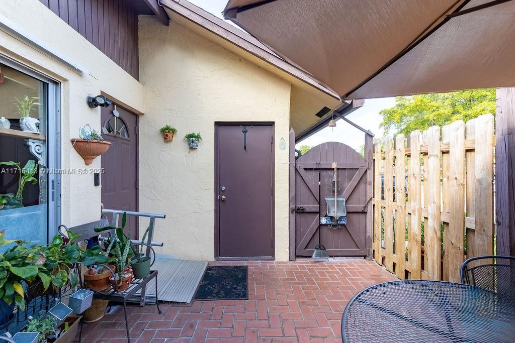 For Sale: $259,000 (2 beds, 2 baths, 960 Square Feet)