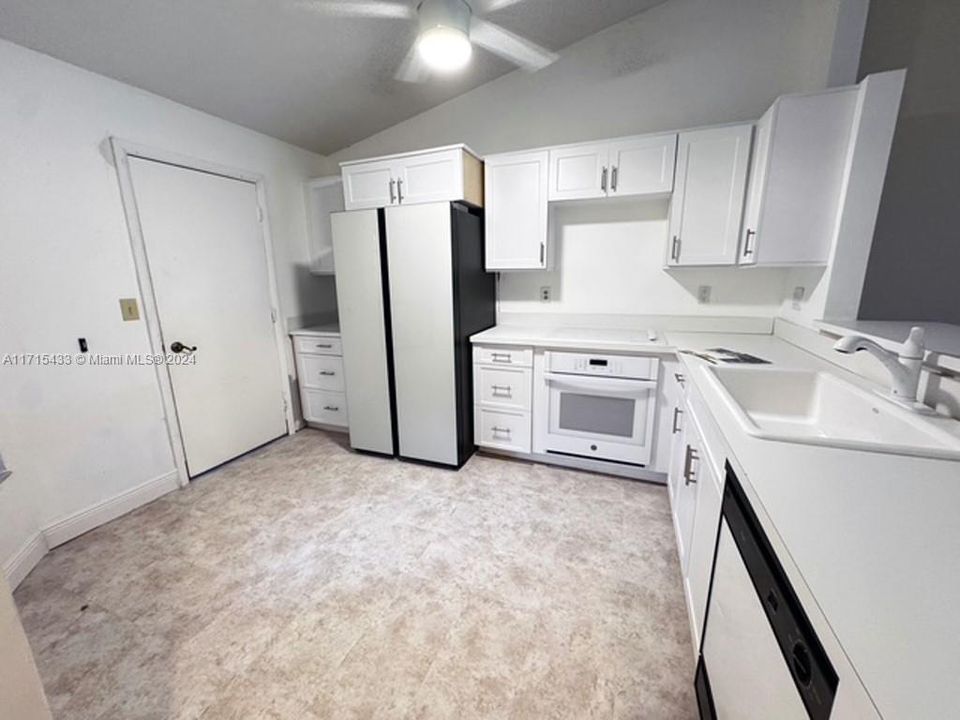 For Sale: $325,000 (2 beds, 2 baths, 1008 Square Feet)