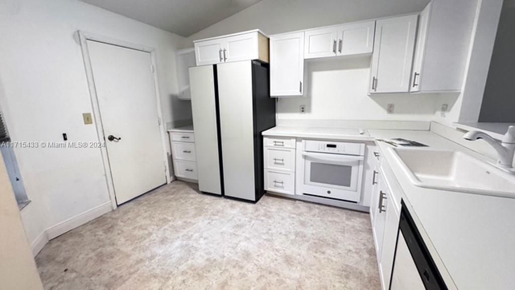 For Sale: $325,000 (2 beds, 2 baths, 1008 Square Feet)