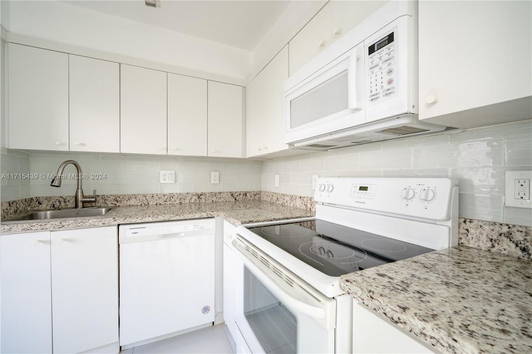 For Rent: $1,900 (1 beds, 1 baths, 639 Square Feet)