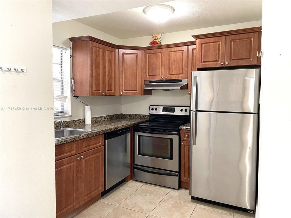 For Rent: $1,700 (1 beds, 1 baths, 705 Square Feet)