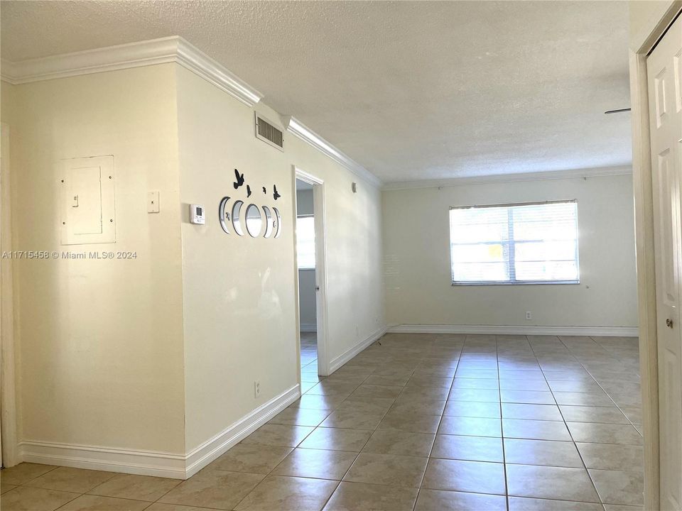 For Rent: $1,700 (1 beds, 1 baths, 705 Square Feet)