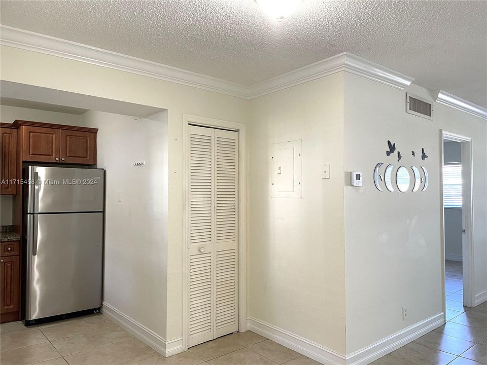 For Rent: $1,700 (1 beds, 1 baths, 705 Square Feet)