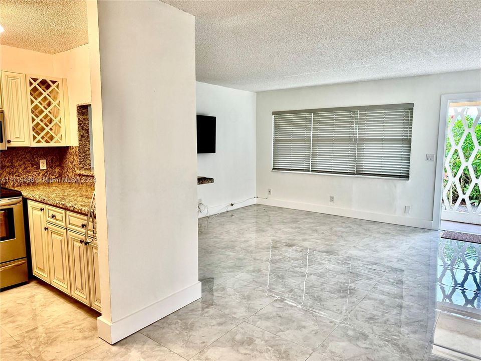 For Sale: $154,900 (1 beds, 1 baths, 604 Square Feet)