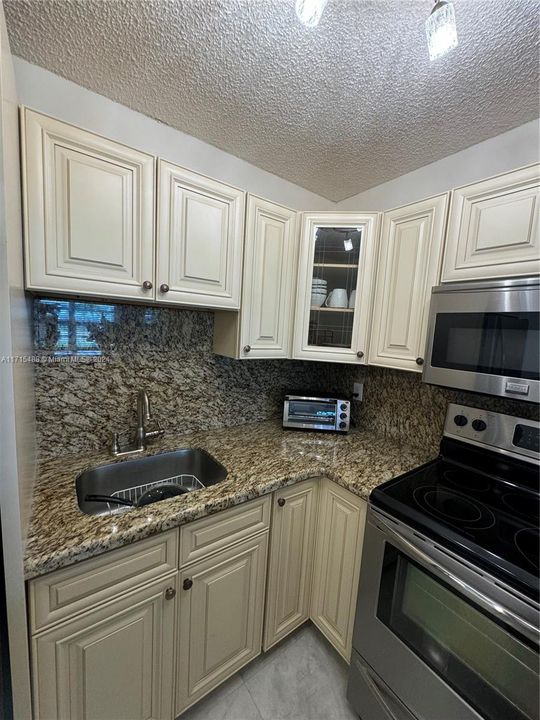 For Sale: $154,900 (1 beds, 1 baths, 604 Square Feet)