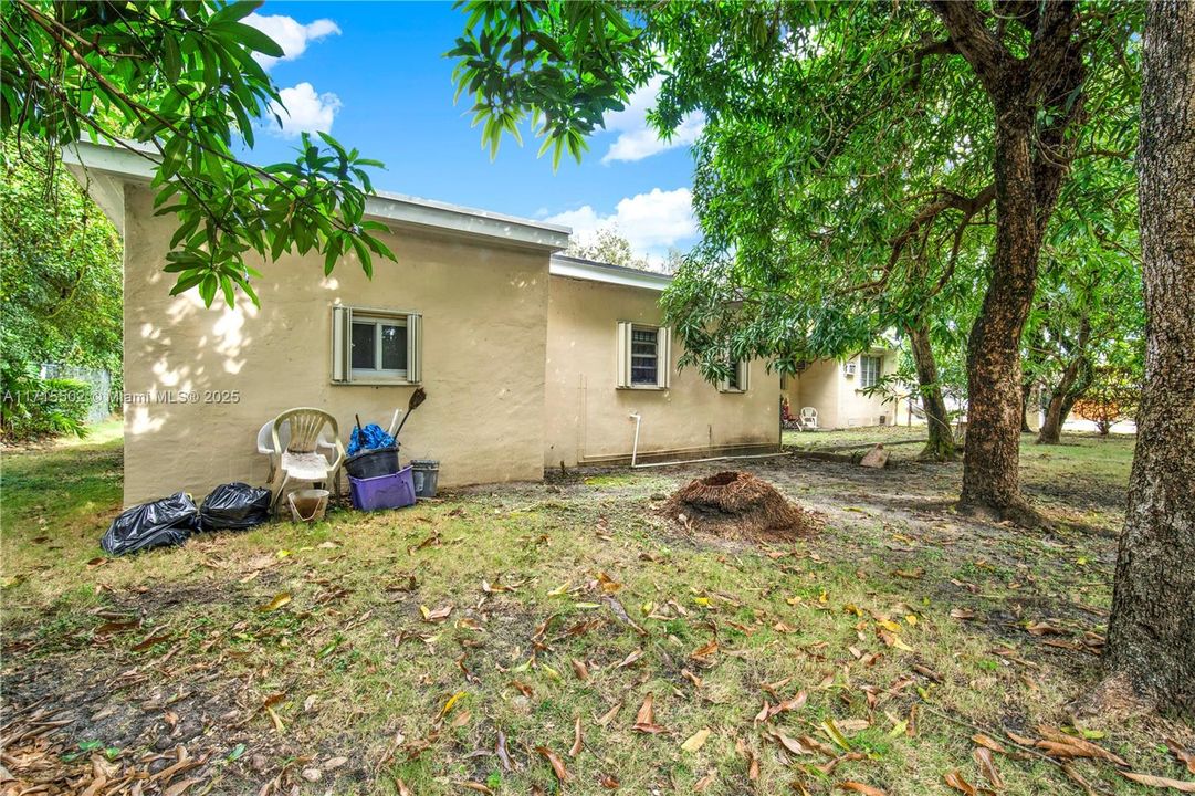 For Sale: $900,000 (4 beds, 2 baths, 2541 Square Feet)