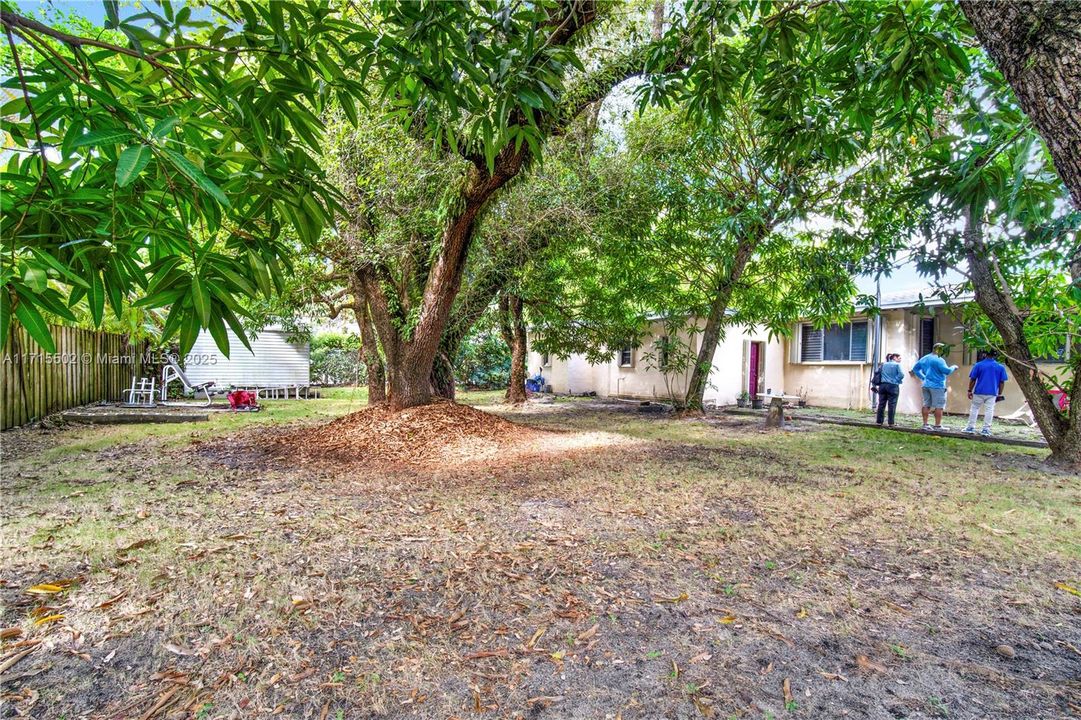 For Sale: $900,000 (4 beds, 2 baths, 2541 Square Feet)